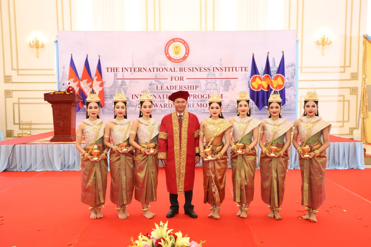 នាយកវិទ្យាស្ថានអាជីវកម្មអន្តរជាតិ និងជាប្រធានសមាគមសម្ពន្ធភាព អង្គការ- សមាគម និងវិស័យឯកជននៅកម្ពុជា  ជម្រុញឲ្យសិក្ខាកាមជ័យលាភី ពង្រឹងសមត្ថភាពបន្ថែម និងគិតផលប្រយោជន៍រួមជាធំ